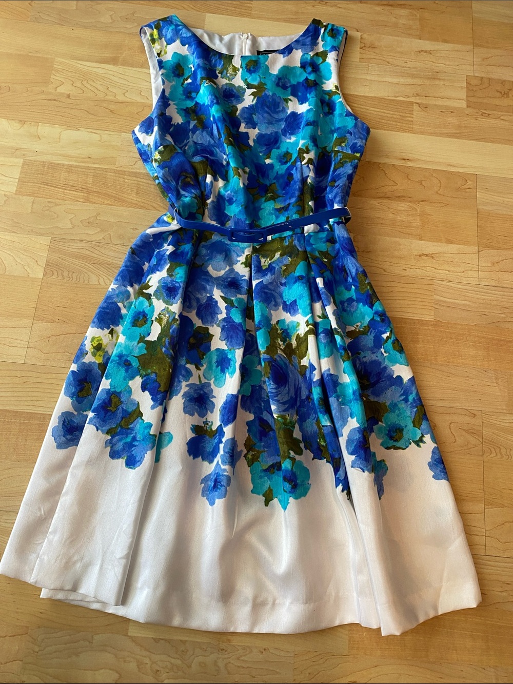 Women’s size 8 karin stevens White Midi Dress with Blue Floral Print